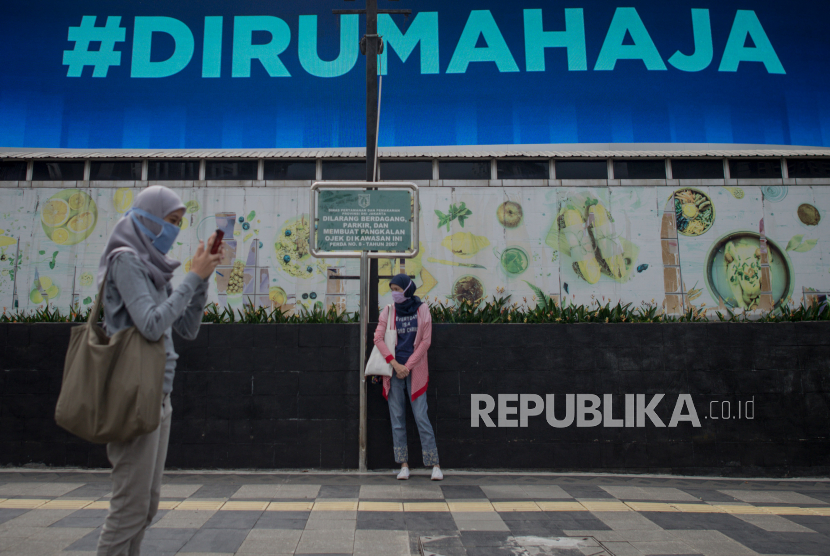 Papan reklame digital berisi imbauan dirumahaja terpasang di kawasan Sudirman, Jalan Jendral Sudirman, Jakarta, Rabu (8/4). Pemprov DKI Jakarta akan menerapkan kebijakan pembatasan sosial berskala besar (PSBB) di wilayah DKI Jakarta mulai tanggal 10 April 2020 mendatang
