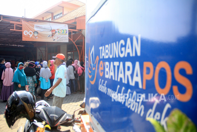 Warga antre untuk mengambil Bantuan Sosial Tunai (BST) hari terakhir tahap pertama di Kantor Pos kota Sidoarjo, Jawa Timur, Kamis (11/6/2020). Sidoarjo mencatat 986 total kasus positif Covid-19 pada Senin (15/6/2020).