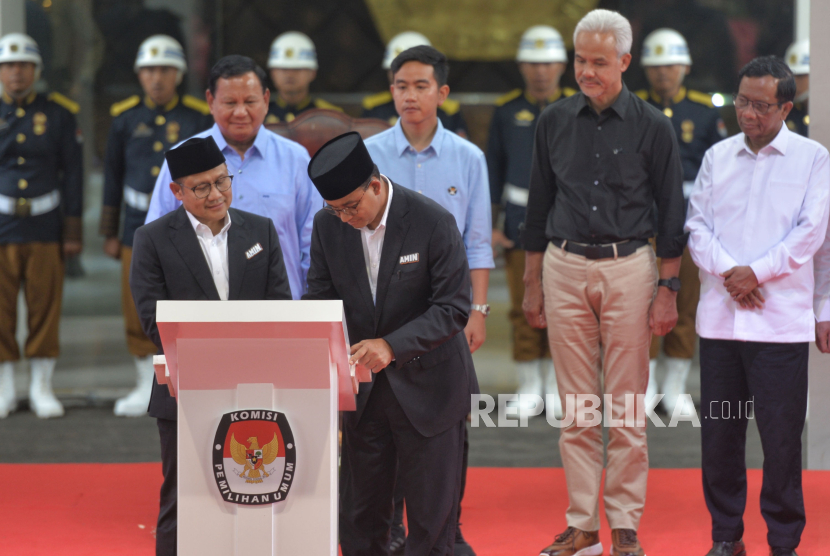 President and vide presidenti candidates in the 2024 Peaceful Election Campaign Declaration at the KPU Office complex, Jakarta, Monday (Nov. 27, 2023).