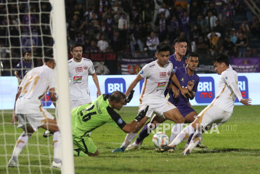 Pesepak bola Persija Jakarta Witan Sulaeman (kanan) berebut bola dengan Persik Kediri Miftahul Hamdi (kedua kanan) pada kompetisi Liga 1 di Stadion Brawijaya, Kota Kediri, Jawa Timur, Ahad (17/9/2023). Pertandingan tersebut dimenangi  Persija Jakarta dengan skor 2-1. 