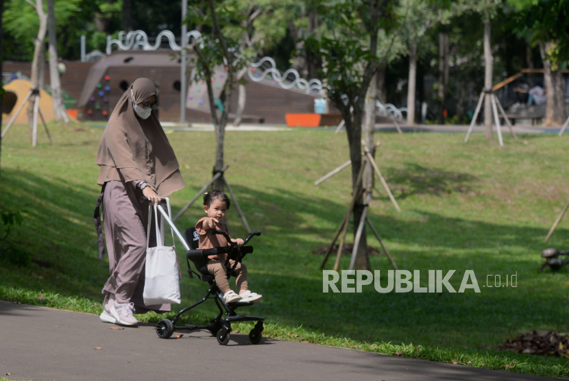 Warga saat mengunjungi Tebet Eco Park di Jakarta, Senin (15/8/2022). Pemerintah Provinsi DKI Jakarta membuka kembali Tebet Eco Park setelah ditutup sementara sejak Juni 2022 untuk perbaikan dan perawatan fasilitas taman. Republika/Putra M. Akbar