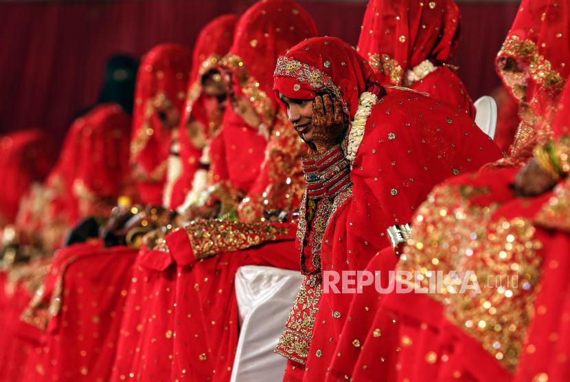 Pengantin wanita muslim mengenakan pakaian pengantin tradisional pada acara nikah massal di Mumbai India, Sabtu (14/2). Bulli Bai menampilkan foto tokoh muslim di India dengan narasi yang melecehkan. Ilustrasi.  
