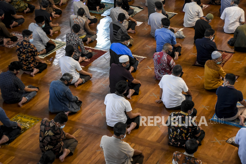 Tata Cara Makmum Masbuk dalam Sholat Jumat. Jamaah melaksanakan ibadah Sholat Jumat di Masjid Al Ukhuwah, Jalan Wastukencana, Kota Bandung.