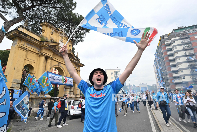 Perayaan suporter Napoli jelang pertandingan sepak bola Serie A Liga Italia antara Napoli vs Salernitana di Stadion Diego Armando Maradona, Naples, Italia, Ahad, (30/4/2023).
