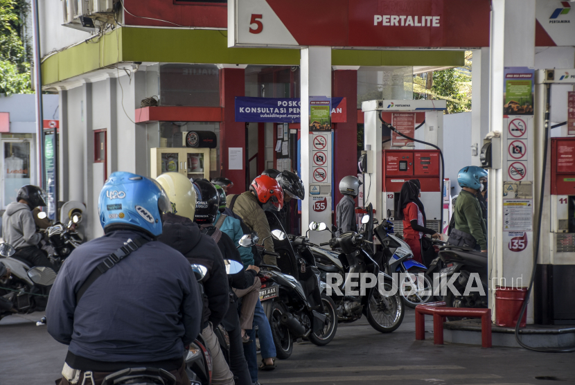 Sejumlah pengendara sepeda motor antre untuk mengisi bahan bakar minyak (BBM) di SPBU Pertamina Riau, Jalan LLRE Martadinata, Kota Bandung. 