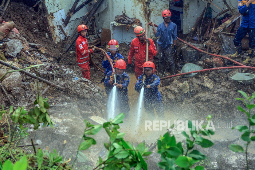 Petugas SAR gabungan melakukan evakuasi material tanah longsor dan pencarian korban di Kabupaten Bogor, Jawa Barat..