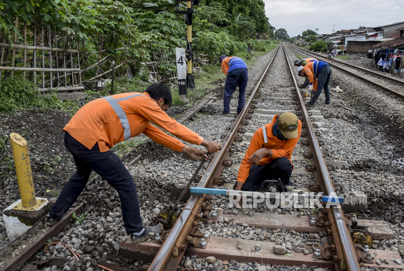 Perbaikan rel ambles (ilustrasi). PT KAI Divre IV Tanjungkarang mengatakan terdapat sekitar 1.500 orang calon penumpang terdampak pembatalan jadwal perjalanan kereta api akibat amblasnya salah satu jalur di KM 206+0/2 petak jalur antara Gilas - Sepancar pada Jumat (28/4/2023).