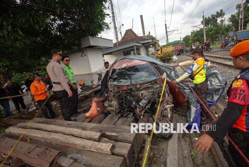 KA Bangunkarta Tabrak Mobil dan Motor di Sleman, Tiga Orang Meninggal Dunia