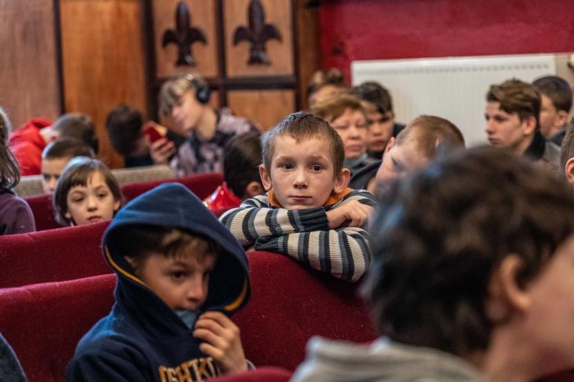 Ratusan Anak di Ukraina Diungsikan dari Lokasi Invasi Rusia
