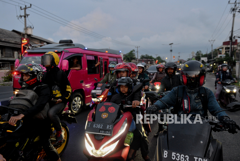 Arus lalu lintas kendaraan di ruas Jalan Raya Klari, Kabupaten Karawang, Jawa Barat, Selasa (25/4/2023). 