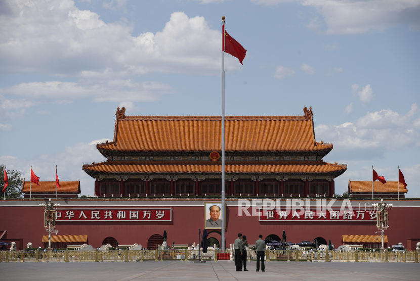Bendera nasional Tiongkok berkibar di Lapangan Tiananmen.