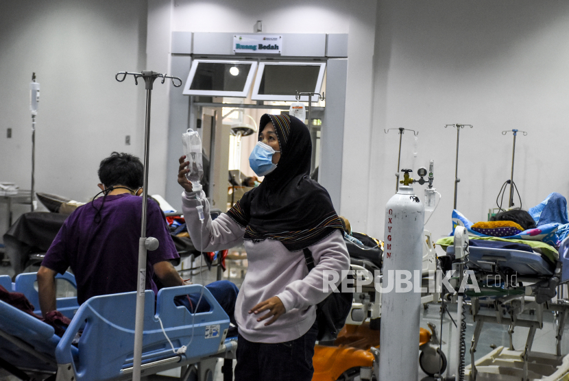 Keluarga pasien Covid-19 varian Omicron memasang tabung infus di Ruang Instalasi Gawat Darurat (IGD) RSUD Al-Ihsan, Baleendah, Kabupaten Bandung, Jawa Tengah, Kamis (30/12). 