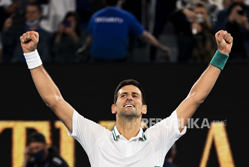 Petenis nomor satu dunia asal Serbia Novak Djokovic merayakan kemenangannya.