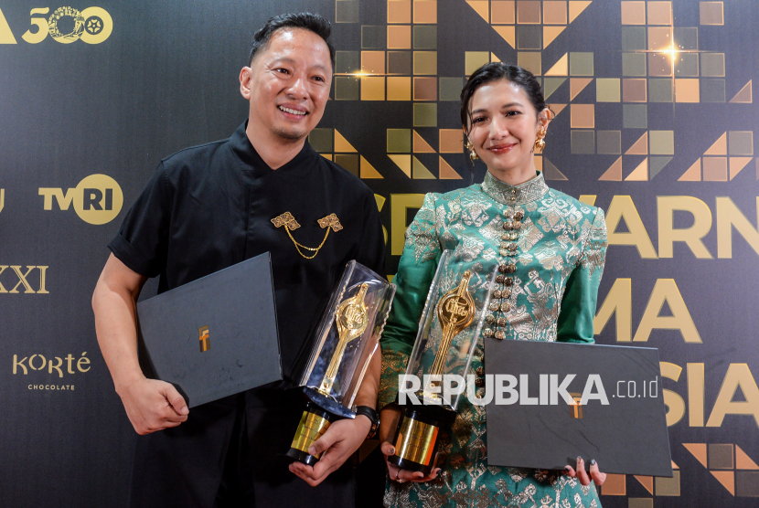 Aktor Ringgo Agus Rahman (kiri) dan Aktris Sheila Dara (kanan) berpose usai meraih penghargaan Pemeran Utama Pria dan Perempuan Terbaik dalam Festival Film Indonesia 2025 di Jakarta, Kamis (20/11/2025). Ringgo menang melalui film Panggil Aku Ayah dan Sheila menang melalui film Sore: Istri dari Masa Depan. Festival Film Indonesia (FFI) 2026 mengumumkan deretan nominasi penerima Piala Citra pada Senin (12/10/2026) malam.