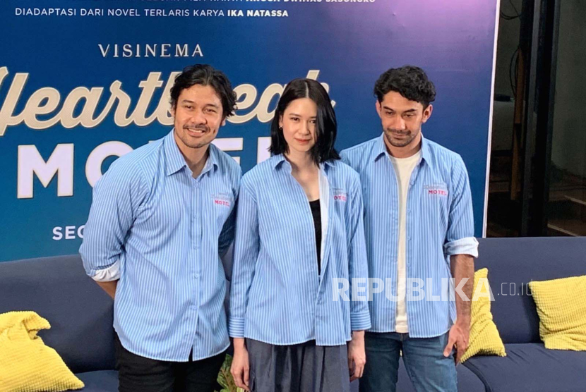 Tiga pemeran utama film Heartbreak Motel produksi Visinema Pictures, (kiri ke kanan) Chicco Jerico, Laura Basuki, dan Reza Rahadian, dalam konferensi pers di Kantor Visinema Pictures, Jakarta, Rabu (6/12/2023). 