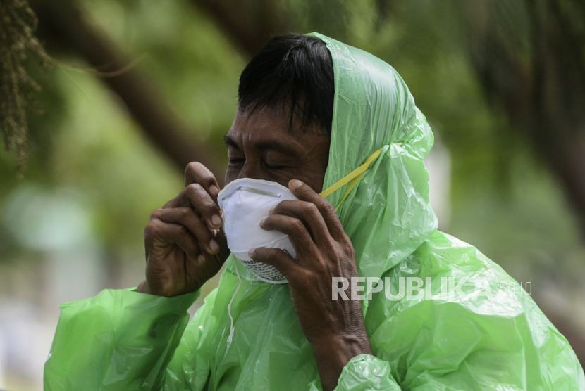 Jenazah Pasien Covid-19 Boleh tak Dimandikan, Ini Alasannya. Petugas memakai masker sebelum membawa peti jenazah pasien suspect Corona ke liang lahat di Tempat Pemakaman Umum (TPU) Tegal Alur, Kalideres, Jakarta.