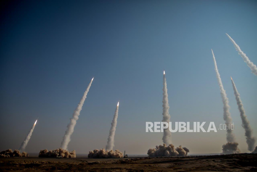  Sebuah foto selebaran yang disediakan oleh situs resmi Korps Pengawal Revolusi Iran (IRGC) (Sepahnews) menunjukkan, rudal diluncurkan selama latihan militer di lokasi yang tidak diketahui, Iran tengah, Jumat (15/1/2021).