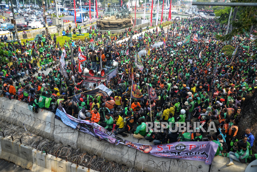 Sejumlah pengemudi ojek online (ojol) melakukan aksi unjuk rasa kawasan Patung Kuda, Jakarta, Kamis (29/8/2024). 