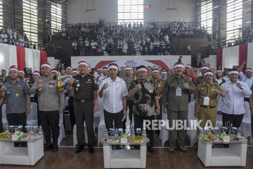 Pj Gubernur Jawa Barat Bey Triadi Machmudin (keempat kiri) bersama Ketua DPRD Jawa Barat Brigjen TNI (Purn) Taufik Hidayat (keempat kanan) beserta jajaran berfoto pada Deklarasi Damai Relawan Capres Cawapres Pemilu 2024 di GOR Saparua, Bandung, Jawa Barat, Senin (27/11/2023). Deklarasi yang diinisiasi oleh Komite Intelijen Daerah (KOMIDA) tersebut mengusung tema Jabar Akur (Aman, Kondusif dan Rukun), serta dihadiri oleh relawan dari tiga pasangan capres-cawapres. Deklarasi tersebut bertujuan untuk menjalin kesepahaman dalam menjaga dan menciptakan kondisi daerah tetap aman, serta kondusif selama pelaksanaan hingga berakhirnya masa Pemilu 2024.