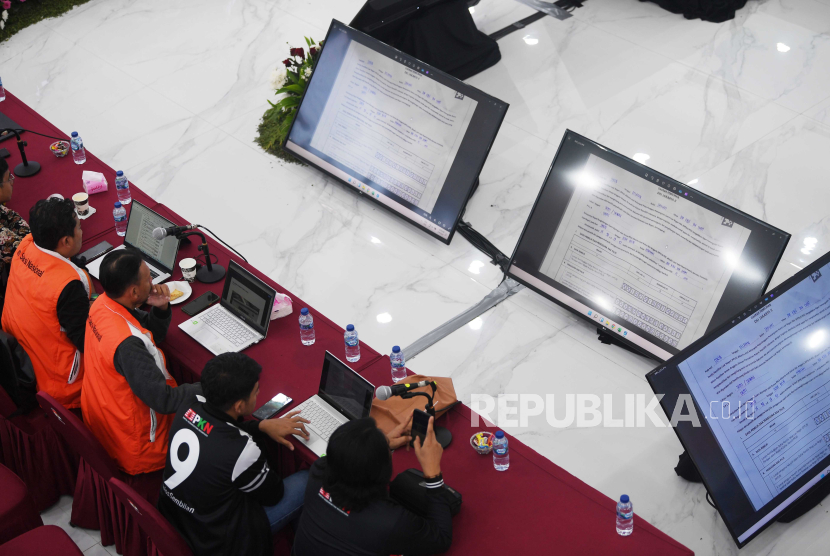 Saksi dari partai politik memantau surat suara saat mengikuti rapat pleno rekapitulasi penghitungan surat. Bawaslu sebut Sirekap KPU jadi catata khusus dalam rapat pleno terbuka rekapitulasi.