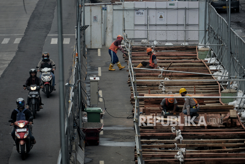 Pekerja beraktivitas di area proyek pembangunan MRT Jakarta fase 2A CP 203 Stasiun Glodok dan Kota di Jakarta Barat, Kamis (16/2/2023). 