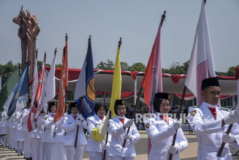Paskibra membawa bendera partai saat Kirab Pemilu 2024 di Taman Tegallega, Kota Bandung, Jawa Barat, Kamis (26/10/2023). 