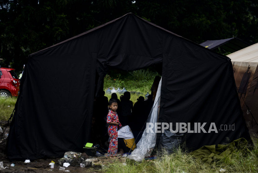 Anak-anak bermain di tenda pengungsian di kawasan Cijendil, Kecamatan Cugenang, Cianjur, Jawa Barat, Rabu (23/11/2022).