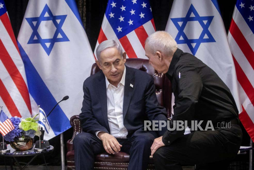  Israeli Prime Minister Benjamin Netanyahu (L) confers with Israeli Defense Minister Yoav Gallant (R) during a meeting with US President Joe Biden (not in the picture) in Tel Aviv, Israel, 18 October 2023. President Biden pledged US support for Israel and said the overnight attack on a hospital in the Gaza strip 