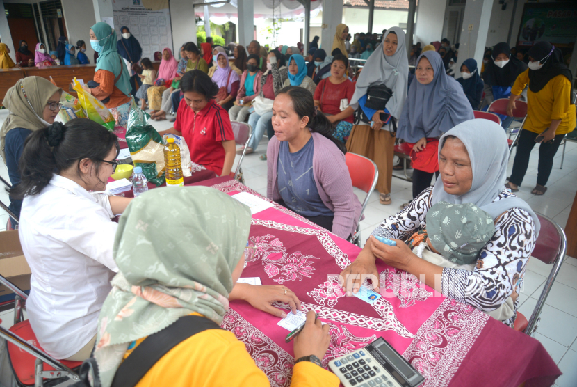 Warga membeli kebutuhan bahan pokok saat pasar murah di Kecamatan Berbah, Sleman, DI Yogyakarta, Senin (25/9/2023). 
