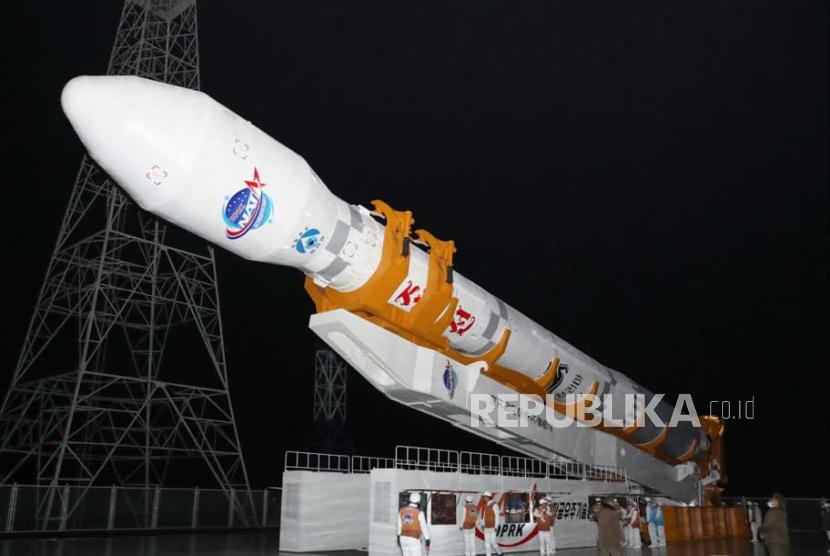 Foto yang dirilis oleh Kantor Berita Pusat Korea Utara (KCNA) pada 22 November 2023 menunjukkan peluncuran roket pembawa tipe baru Chollima-1 yang membawa satelit pengintai Malligyong-1 di Tempat Peluncuran Satelit Sohae di Kabupaten Cholsan, Provinsi Phyongan Utara, Korea Utara, (21/11/2023). 