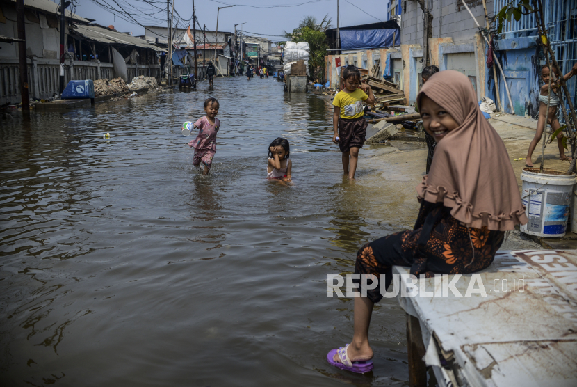 Anak-anak bermain air saat terjadi banjir rob di kawasan Muara Angke, Jakarta. Dishub DKI menyiapkan sejumlah langkah pencegahan banjir rob di Muara Angke.