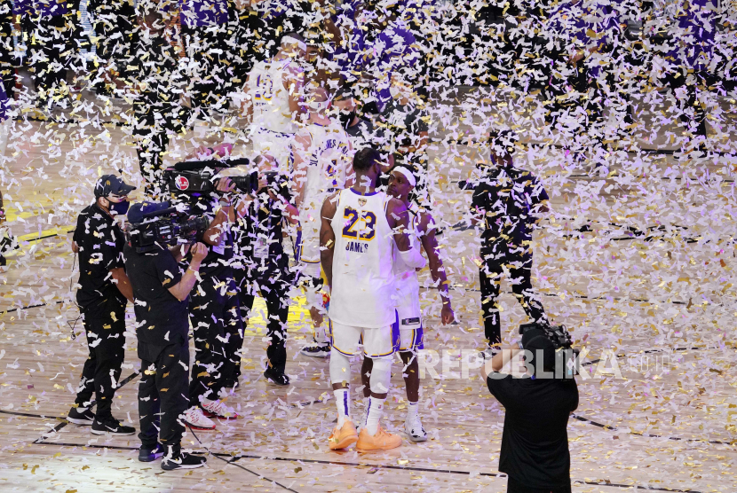 LeBron James (23) dan Rajon Rondo (9) dari Los Angeles Lakers melakukan selebrasi setelah Lakers mengalahkan Miami Heat 103-88 dalam Game 6 NBA Finals bola basket Minggu, 11 Oktober 2020, di Lake Buena Vista, Florida.