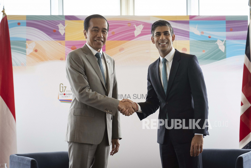 Presiden Joko Widodo (kiri) bersama Perdana Menteri Inggris Rishi Sunak. Dalam pertemuan tersebut, Jokowi mengapresiasi realisasi proyek energi surya di Sumba dan energi hidro di Lombok, Bali, dan Sumatra Barat, serta hibah Inggris sekitar 11 juta dolar AS untuk transportasi berkelanjutan di beberapa kota Indonesia.