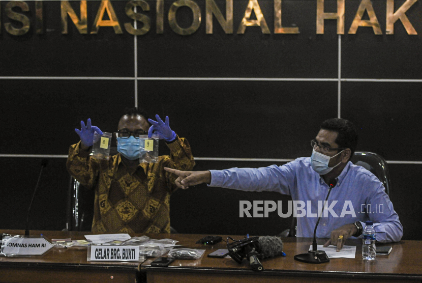 Komisioner Komnas HAM Amiruddin (kanan) bersama Choirul Anam (kiri) menunjukkan barang bukti hasil penyelidikan saat konferensi pers di Jakarta, Senin (28/12). Konferensi pers tersebut membahas perkembangan penyelidikan dan temuan barang bukti di lapangan oleh Komnas HAM pada peristiwa tewasnya 6 laskar FPI di kilometer 50 Tol Jakarta-Cikampek. (ilustrasi)