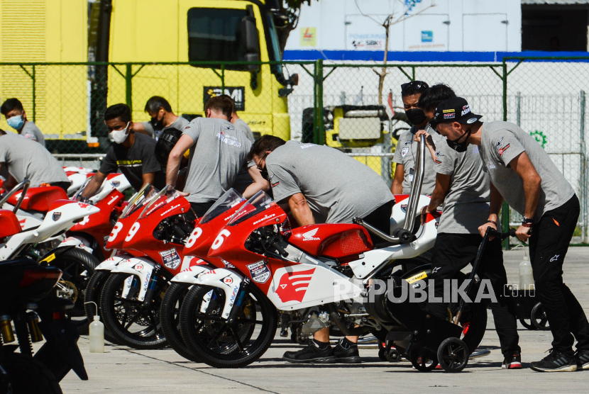 Kru tim balap menyalakan sepeda motor menjelang berlaga di Pertamina Mandalika International Street Circuit, Lombok Tengah, Nusa Tenggara Barat (NTB), Kamis (17/3/2022). Gelaran balap MotoGP 2022 bertajuk Pertamina Grand Prix of Indonesia akan berlangsung pada 18-20 Maret 2022. 