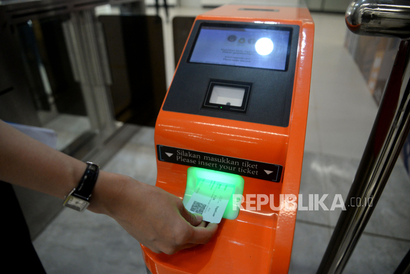 Penumpang memasukan tiket kereta cepat Whoosh di Stasiun Halim, Jakarta, Jumat (13/10/2023). Penumpang diimbau datang 30 menit sebelum jadwal keberangkatan.
