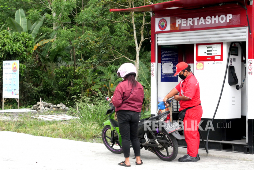 Petugas mengisi BBM Pertamax konsumen di Pertashop. Universitas Muhammadiyah Purwokerto (UMP) bekerja sama dengan PT Pertamina (Persero) membangun Pertashop di Desa Kalibagor, Kabupaten Banyumas, Jawa Tengah, melalui program kemitraan.