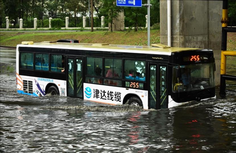 Banjir bandang di Provinsi Henan, China Tengah, yang disebabkan oleh hujan lebat telah menewaskan sedikitnya 18 korban.