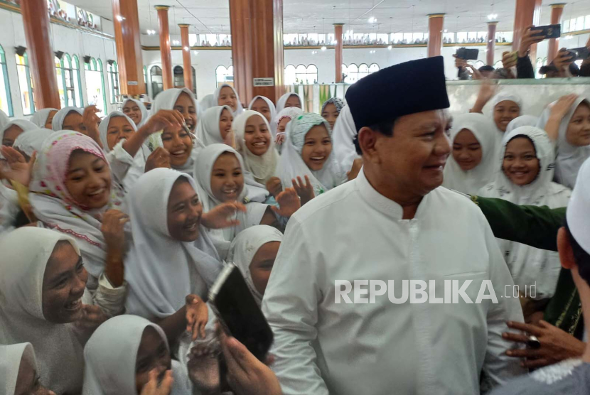 Calon presiden (capres) Prabowo Subianto menyapa para santri di Pesantren Miftahul Huda, Kecamatan Manonjaya, Kabupaten Tasikmalaya, Jawa Barat, Sabtu (2/12/2023).