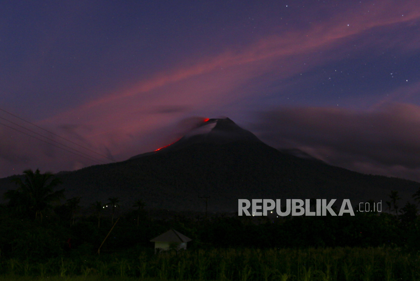 Gunung Lewotobi Laki-Laki mengeluarkan lava pijar terpantau dari Desa Pululera, Kecamatan Wulanggitang, Kabupaten Flores Timur, NTT,