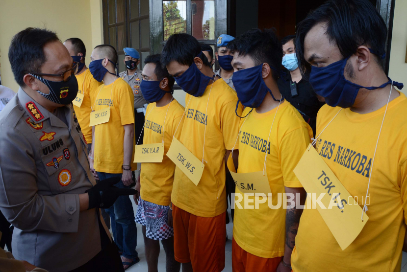 Kapolrestabes Bandung Kombes Pol Ulung Sampurna Jaya berbincang dengan tujuh tersangka tindak pidana.
