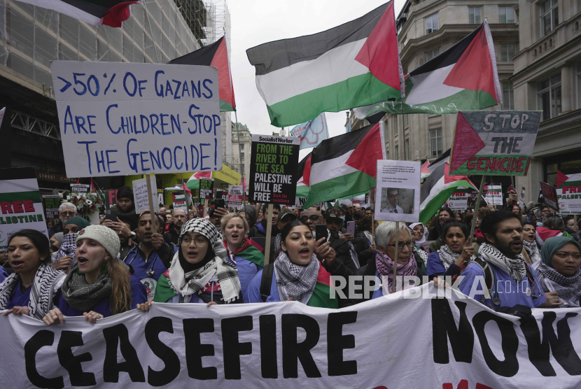 Pengunjuk rasa pro-Palestina mengangkat spanduk, bendera, dan plakat saat demonstrasi di London, Sabtu, 3 Februari 2024 saat mereka menuntut gencatan senjata penuh dan diakhirinya pengepungan Gaza.
