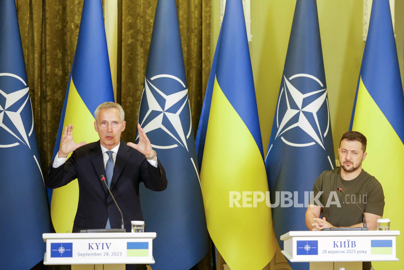 Presiden Ukraina Volodymyr Zelensky (kanan) dan Sekretaris Jenderal NATO Jens Stoltenberg (kiri) menghadiri konferensi pers bersama setelah pertemuan mereka di Kyiv (Kiev), Ukraina, 28 September 2023.
