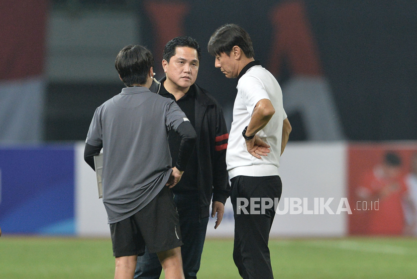 Ketua PSSI Erick Thohir berbincang dengan pelatih timnas Indonesia Shin Tae Yong. Shin mendapatkan kekuatan baru di jajaran asisten pelatih. 