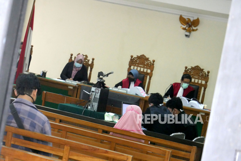 Majelis hakim mengikuti persidangan tindak pidana korupsi secara daring di Pengadilan Tipikor Yogyakarta. Ombudsman menemukan potensi maladministrasi yakni penundaan berlarut dalam pelaksanaan persidangan virtual.