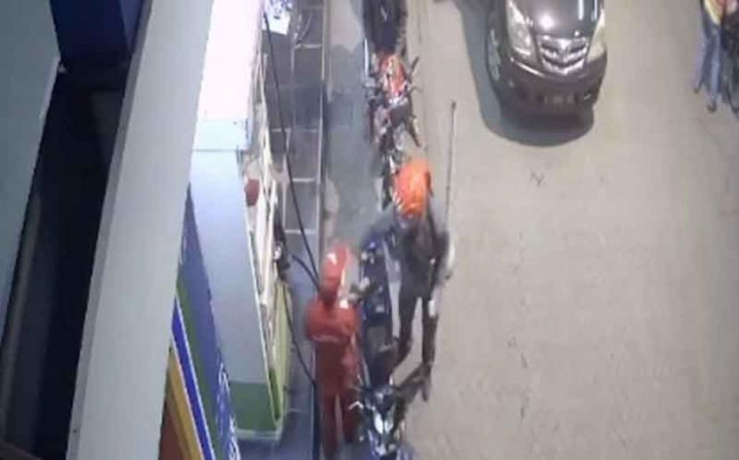 Viral Video Petugas SPBU di Surabaya Dipukul Pengendara Motor