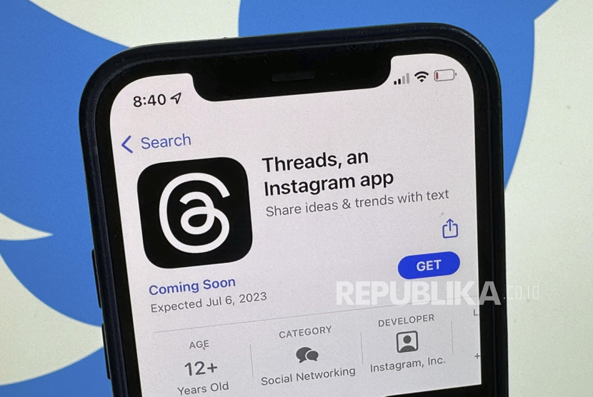 Foto ilustrasi menunjukkan aplikasi media sosial Threads ditampilkan di App Store AS Apple terlihat di layar smartphone.