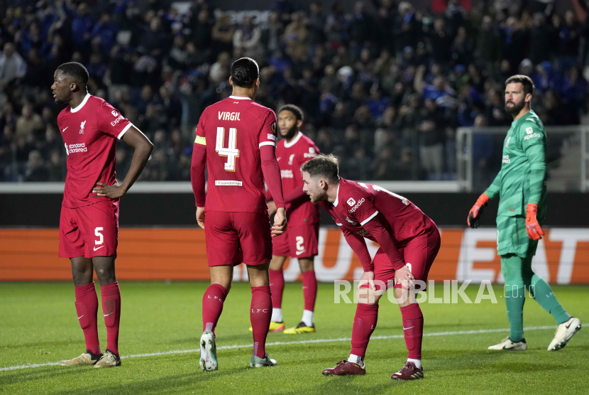 Liverpool players react during the Europa League quarterfinal, second leg, soccer match between Atalanta and Liverpool at the Stadio di Bergamo, in Bergamo, Italy, Thursday, April 18, 2024.  