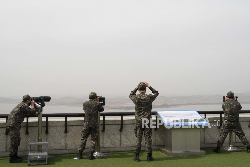 Tentara-tentara Korea Selatan mengawasi sisi Korea Utara dari Pos Pengamatan Penyatuan di Paju, Korea Selatan.
