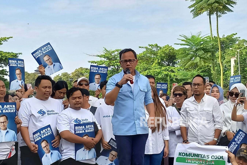 Mantan Wali Kota Bogor Bima Arya menerima dukungan dari Komunitas Muda Bersuara yang mendorongnya maju di Pemilihan Gubernur Jawa Barat tahun 2024 di Monumen Pahlawan Covid-19, Sabtu (4/5/2024). 